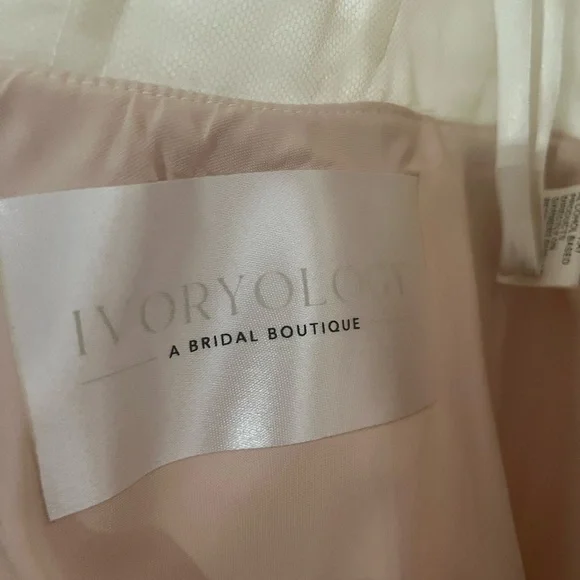 A contemporary white lace and tulle wedding dress with - Picture 13 of 14